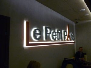 litery efekt halo Warszawa Le Peti Paris