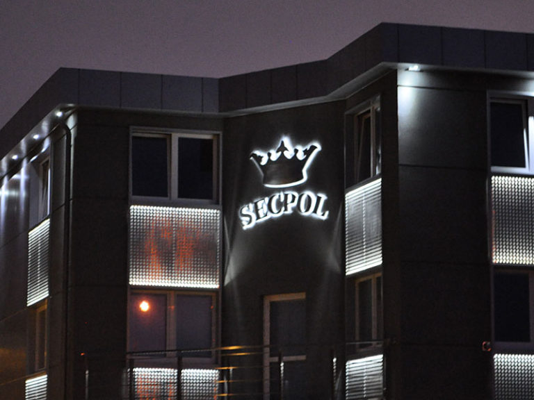 litery z blachy nierdzewnej