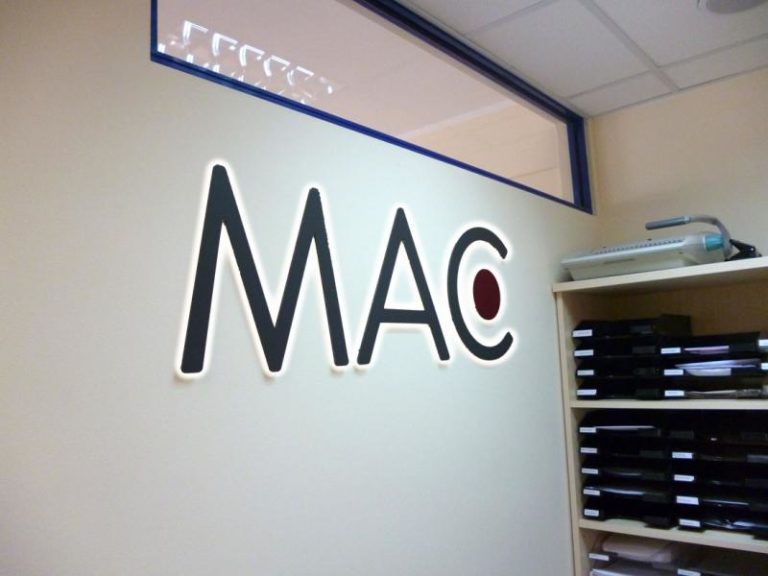 logo przestrzenne podswietlane