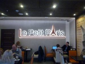 Litery swietlne neony Le Peti Paris Warszawa
